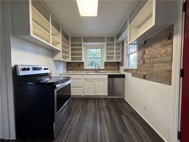 Building Photo - 1095 S Ray Ave