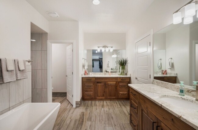 Building Photo - Luxurous 4 Bedroom Golf Course Home