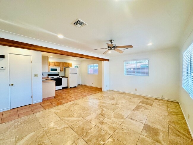 Building Photo - 2 Bedroom House with All Appliances and La...