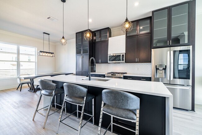 Building Photo - Exquisite 3-bedroom, 3.5-bath, 2-car garage townhome in downtown Tyler!