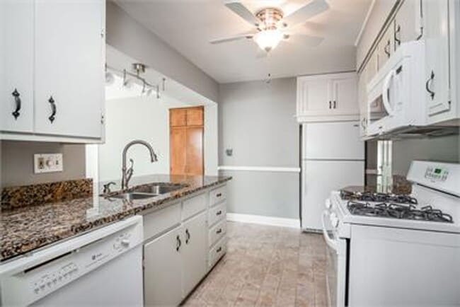 Building Photo - CHARMING HOME IN ST MATTHEWS FOR RENT