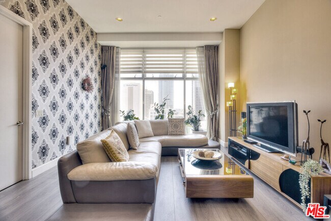 Building Photo - 3223 W 6th St