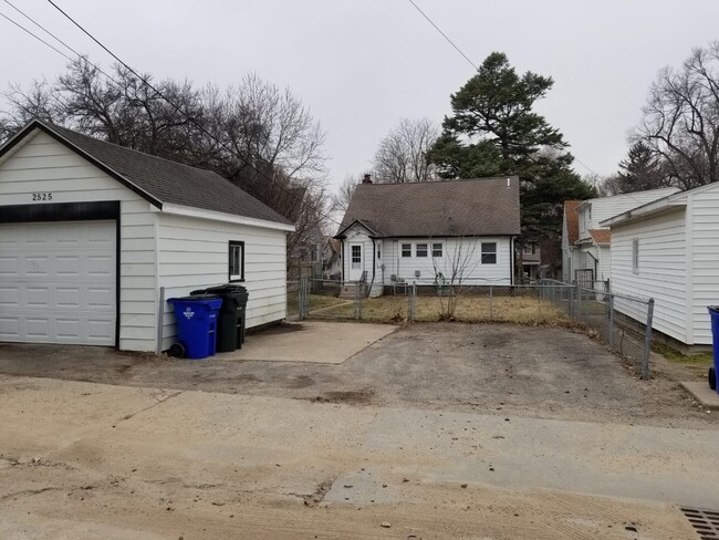 Building Photo - large 3br 2 bath home with full basement &...