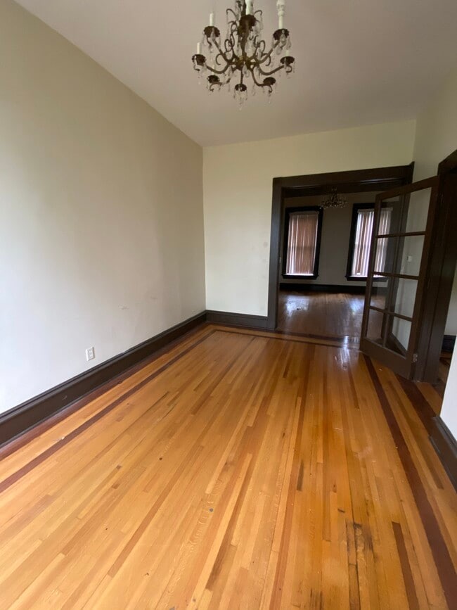 Building Photo - 721 W 7th St