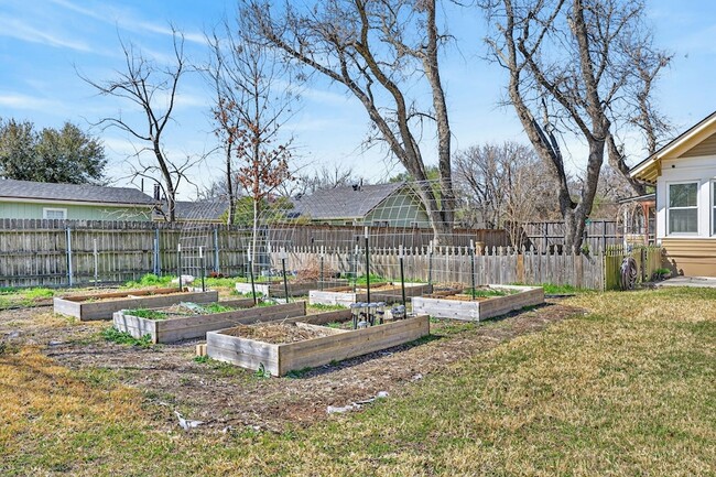 Building Photo - 212 N Grand Ave