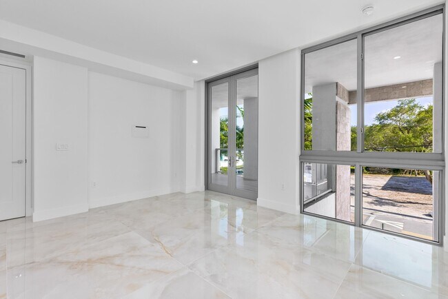 Building Photo - 475 E Royal Palm Rd