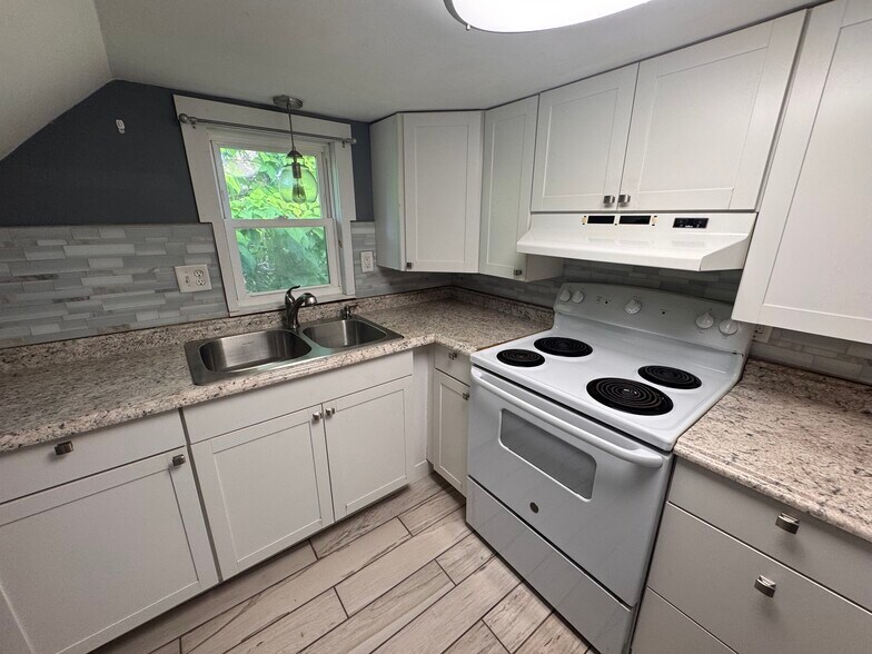 Building Photo - 203 Bedell Ave