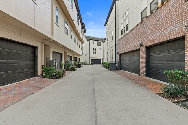 Building Photo - Luxury Townhouse in Fannin Station