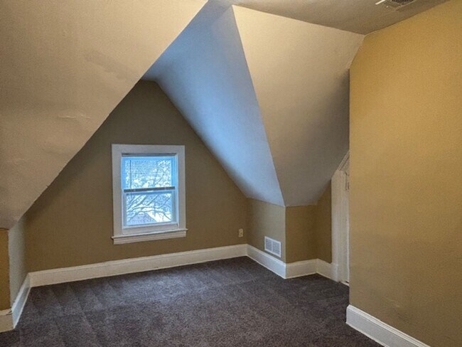 Building Photo - 548 Minnehaha Ave E