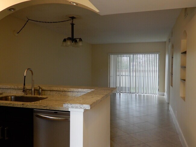 Building Photo - 6585 Somerset Dr