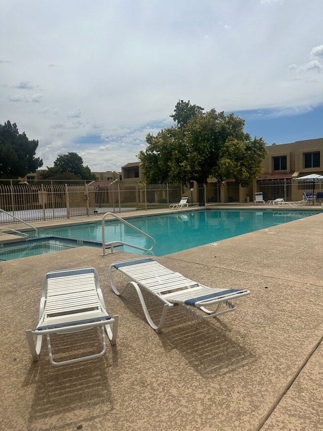 Building Photo - Stunning & Spacious 2 BR / 2.5 BA Townhome – Move-In Ready!