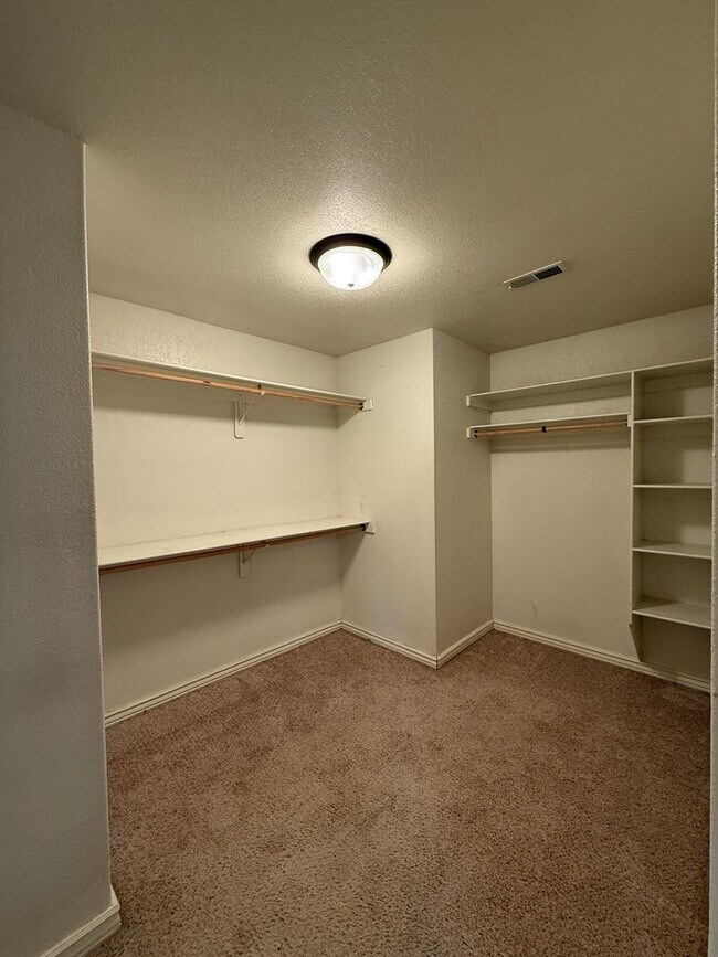Building Photo - 230 Prairie Dr