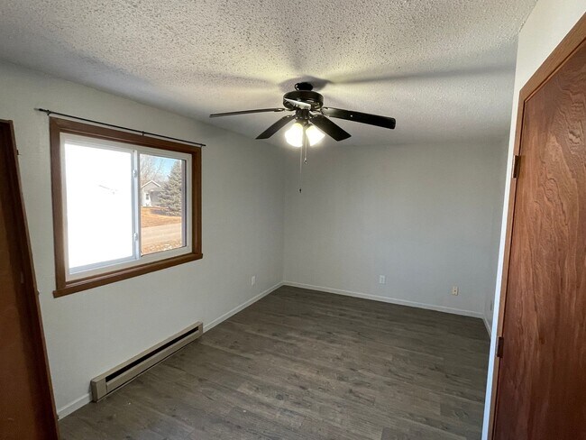 Building Photo - 4-bedroom, 2 bath in Box Elder