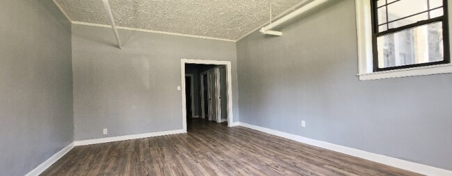 Building Photo - 8004 S Eberhart Ave