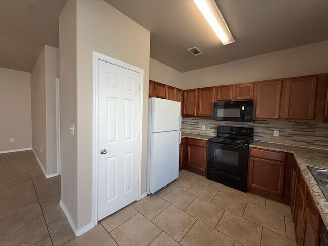 Building Photo - 704 E College St