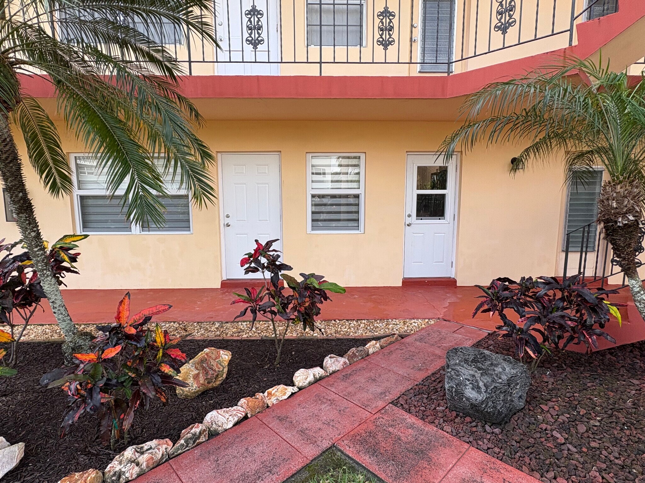 Building Photo - 5050 Bayview Dr