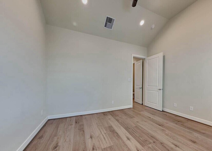 Building Photo - 15715 Knollcliff