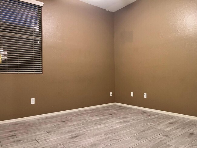 Building Photo - 3107 E Kingbird Pl