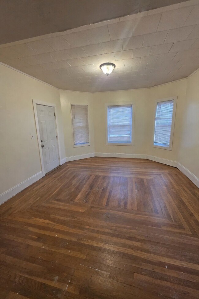 Building Photo - 1029 Plymouth Ave