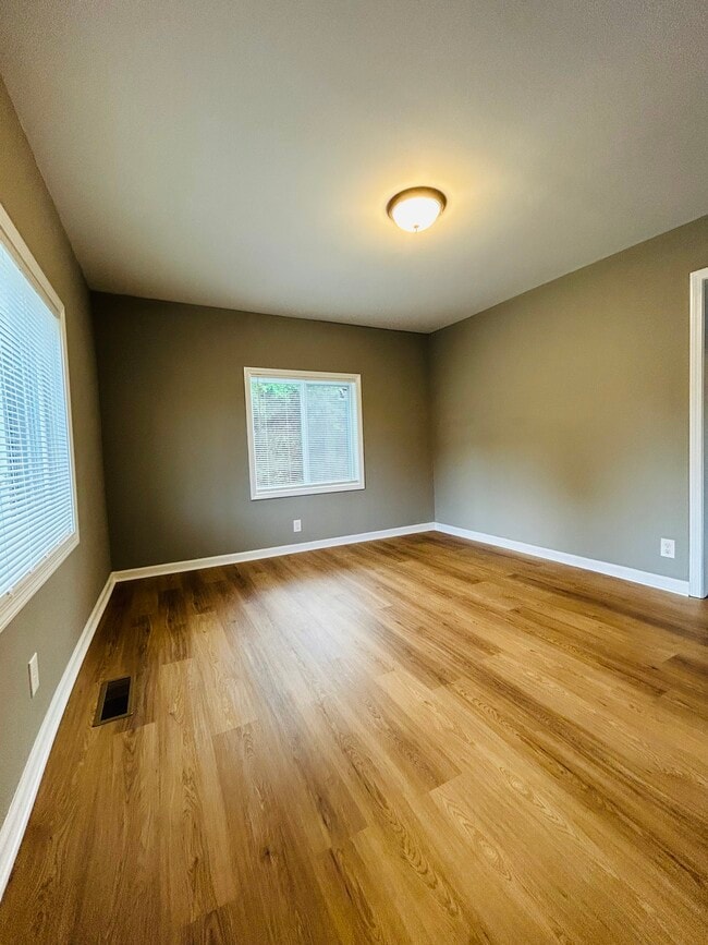 Building Photo - 1308 Leonard Ave