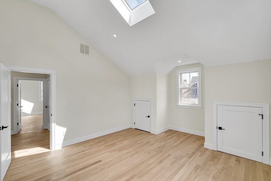 Building Photo - 77 Thorndike St