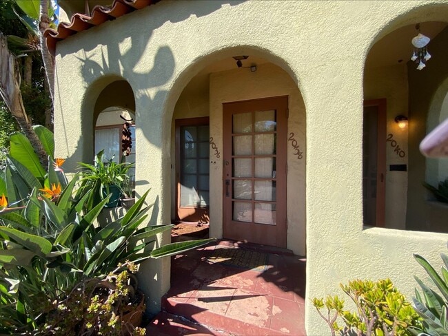 Building Photo - Cozy and Charming South Park One Bedroom Apartment Home!