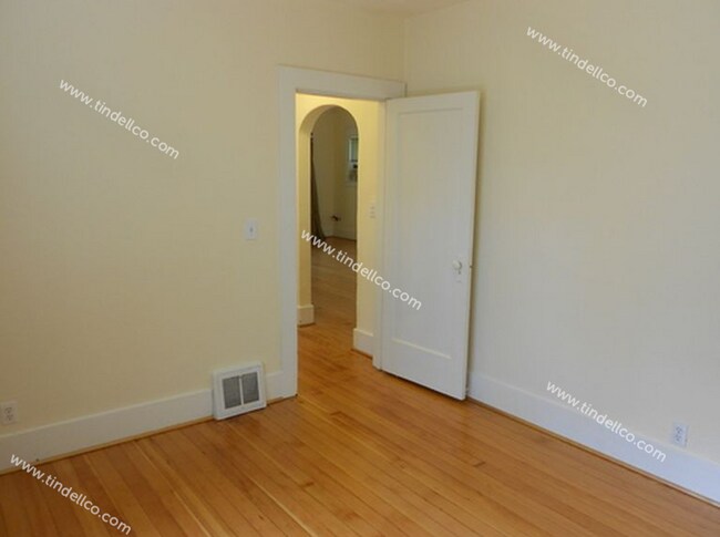 Building Photo - 3 Bedroom Milwaukie Bungalow On Large Corn...