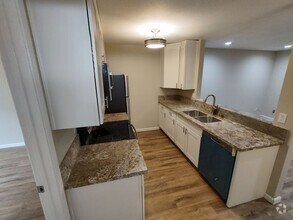 Building Photo - Remodeled 2 Bedroom 2 Bath Condo - Univers...