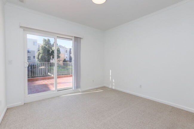 Building Photo - Spacious 3 Bed / 2 Bath Flat with garage parking in Outer Richmond. YouTube tour!