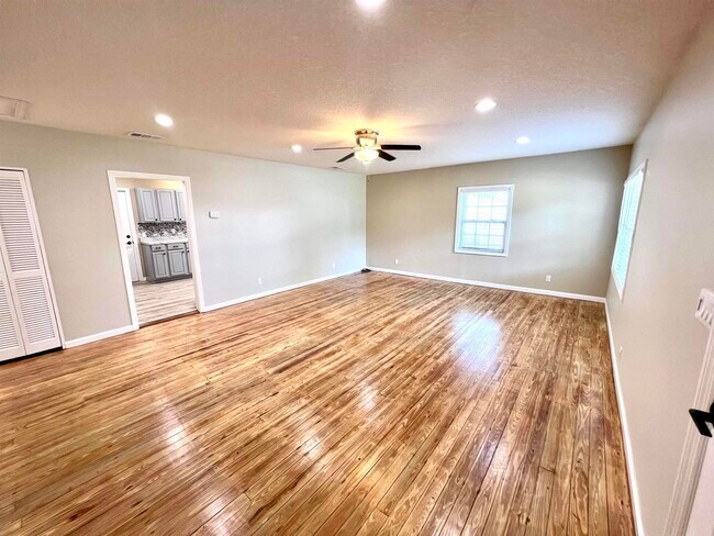 Building Photo - 804 W 2nd St