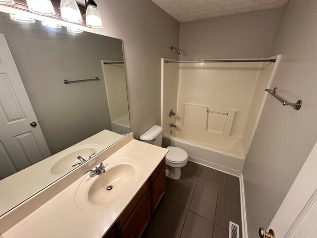 Building Photo - Lovely 2-Bedroom, 1.5-Bath Townhome in a Desirable Hamburg Location!