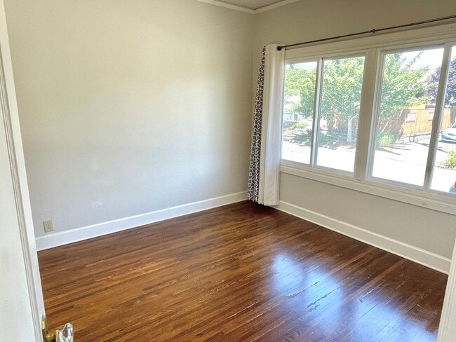 Building Photo - Rose City Park 2 bed, 2 bath with classic ...