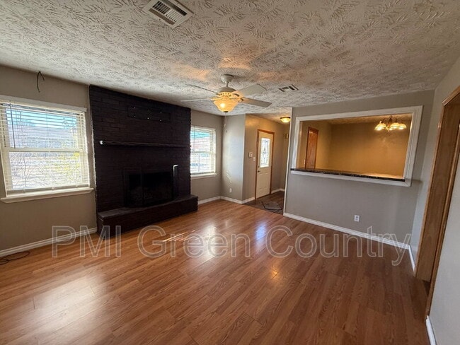 Building Photo - 241 Suburban Ln