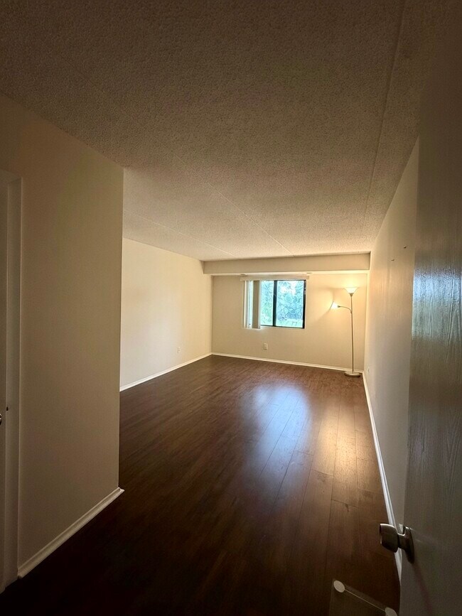 Building Photo - 350 Plum Creek Dr