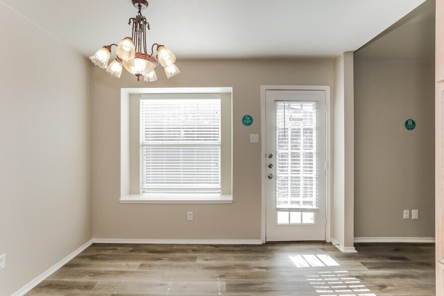 Building Photo - 1402 Gray Dawn Dr