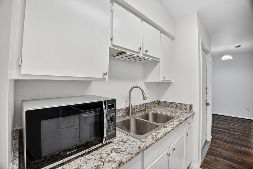 Building Photo - 8527 Hearth Dr