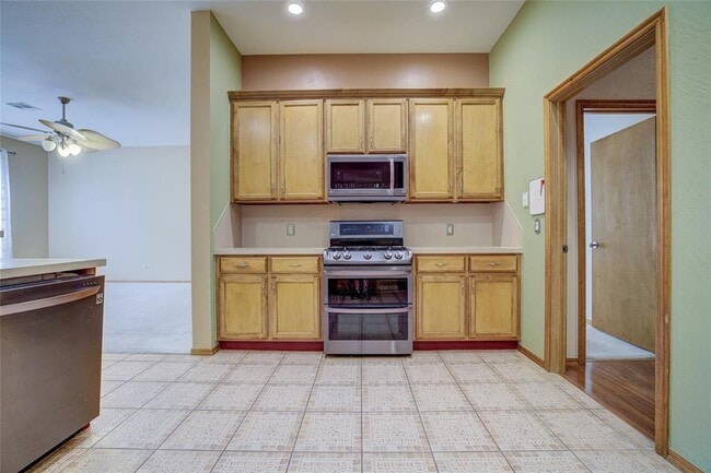 Building Photo - 913 Elm Creek Dr