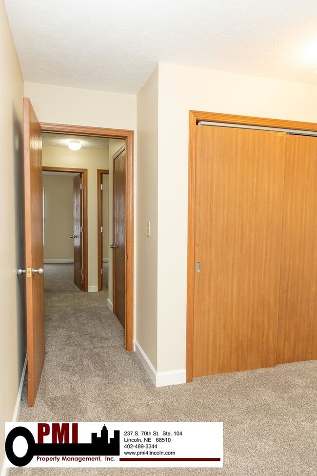 Building Photo - 3 Bedroom and 1.5 bathroom Duplex for Rent