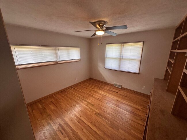 Building Photo - Louisville Farmhouse With Walkout basement