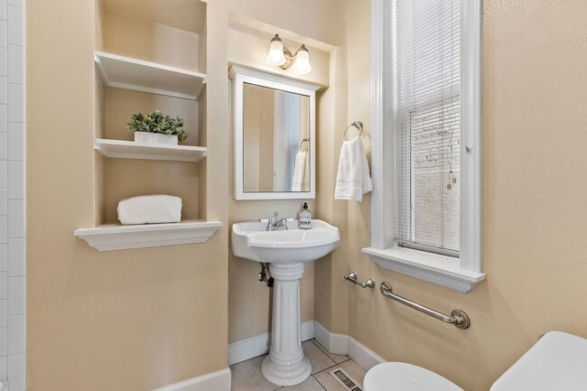 Building Photo - Beautiful Spanish Revival 3 Bedroom in Upt...