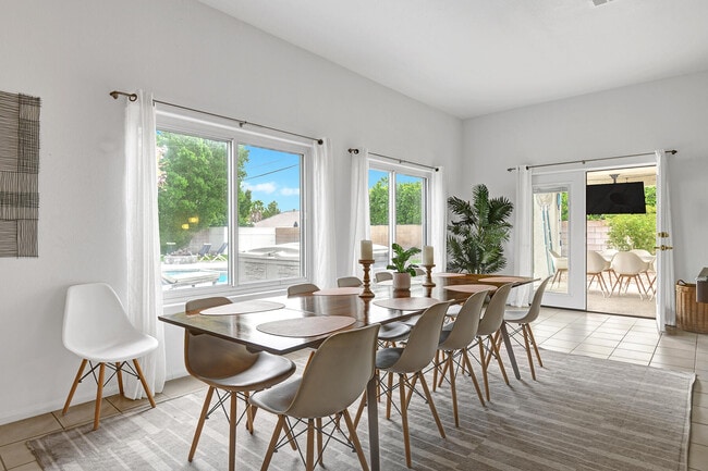 Building Photo - 2005 E Racquet Club Rd