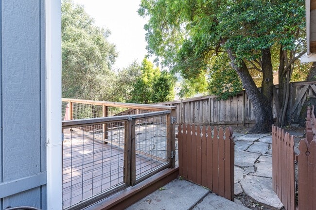 Building Photo - 300 IOLI Ranch Cir