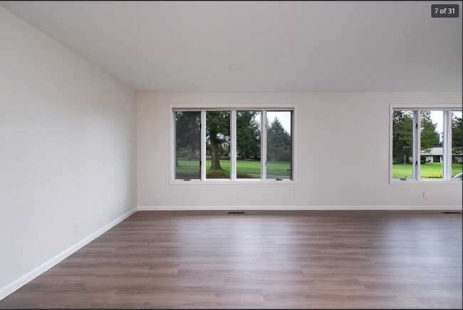 Building Photo - 3-bedroom Gem On Burlington Golf Course