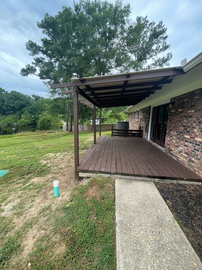 Building Photo - Waterfront Home!