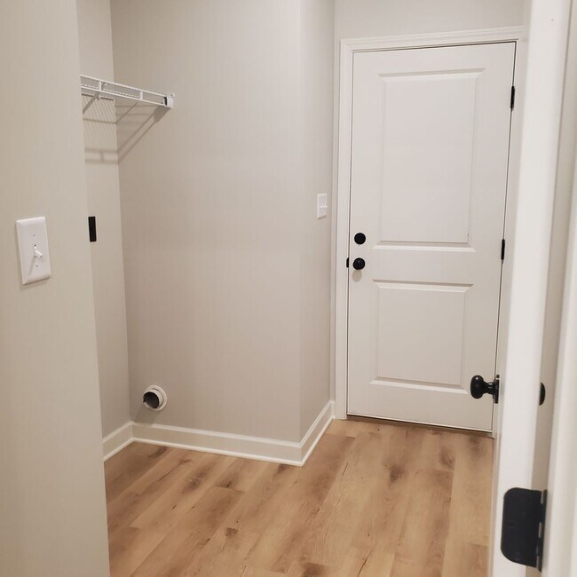 Building Photo - 6195 Clover Ct