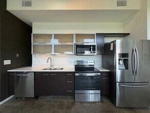 Building Photo - Enormous Loft With Downtown Views