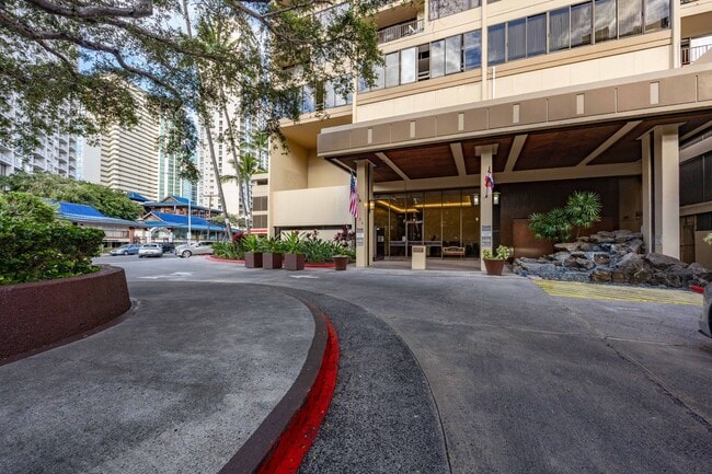 Building Photo - Luxury Waikiki Living with Panoramic Ocean & Sunset Views
