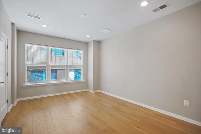 Building Photo - 621 Parkside Pl NE