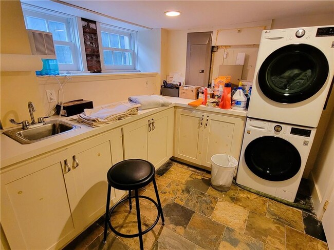 Building Photo - 60 Prairie Ave