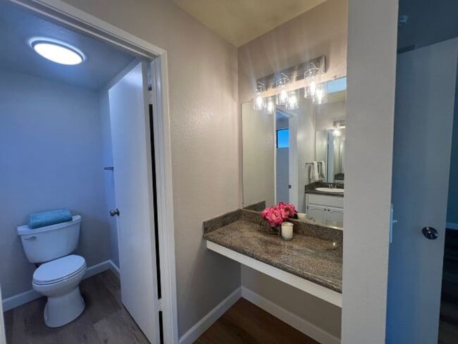 Building Photo - 3 Bed End Unit in Mt. View